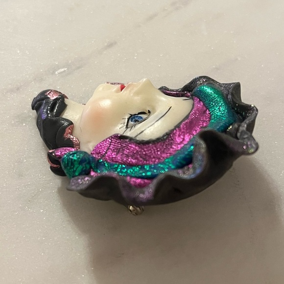 VTG Art Deco Lady Face Head Brooch Pin With Metallic Hat Accents - Picture 6 of 16